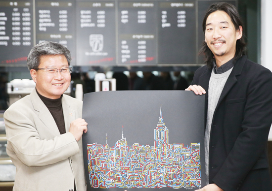 ▲ 채인석 화성시장(왼쪽)과 윤협 작가가 ‘궁평항 공공미술 사업’에 앞서 이미지 패턴을 들고 활짝 웃고 있다. 화성시 제공
