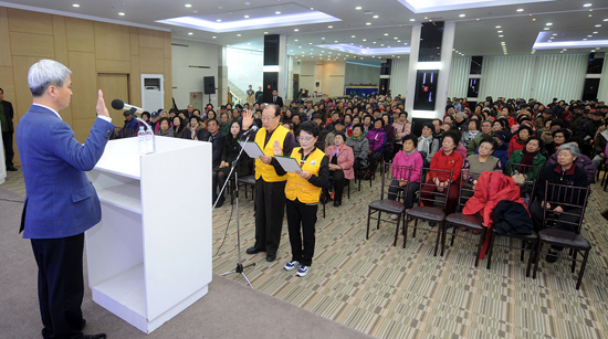 ▲ 오산시는 지난 6일 관내 웨딩의 전당에서 일자리사업 참여자 등 약 400여 명이 참석한 가운데 ‘2015년 노인 일자리사업 발대식 및 소양교육’을 가졌다.