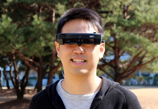 ▲ 스마트 안경,  KAIST 전기 및 전자공학과 유회준 교수 연구팀은 사용자의 시선을 인식해 증강현실을 구현할 수 있는 스마트안경 ''아이클릭''을 개발했다고 9일 밝혔다. 연합뉴스