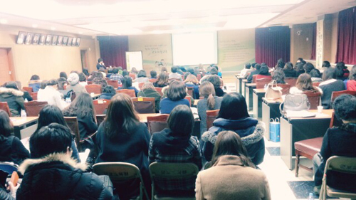 ▲ 군포의왕교육지원청은 지난 5일 본청 3층 대회의실에서 관내 초등학교 3학년 담임교사 136명을 대상으로 ‘2015 초3학년 사회과 교과서 보완자료 활용 방법 연수’를 실시했다.