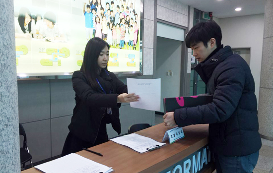 ▲ 고양교육지원청 청렴지킴이가 청사 로비에서 직원에게 배달된 선물을 반환 조치 하고 있다.