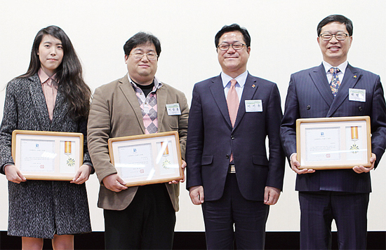 ▲ 태범석 한경대 총장(맨 오른쪽) 및 수상자들이 10일 도지사상을 수여받은 뒤 기념사진을 찍고 있다.