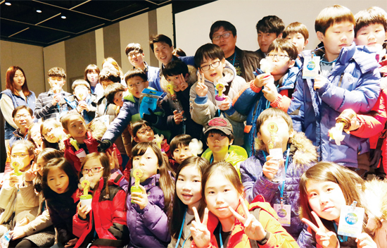 ▲ 삼성디지털시티 임직원들이 10일 광명시 하일초등학교 학생 40여명을 회사로 초청해 ‘플래닛 퍼스트 친환경 클래스’를 진행했다. 학생들은 친환경 교육과 친환경 제품 만들기 등 다양한 체험 활동을 하며 즐거운 시간을 보냈다.  삼성디지털시티 제공