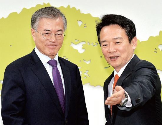 ▲ 10일 남경필 경기지사가 경기도청을 방문한 문재인 새정치민주연합 대표를 안내하고 있다. 이날 남 지사와 문 대표는 연정과 생활임금제도, 지방분권, 오픈프라이머리 등 당면 현안과 관심사항에 대해 의견을 나눴다.  김시범기자