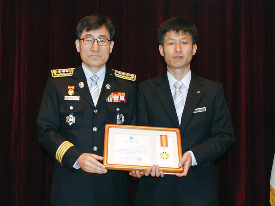 ▲ 의왕소방서(서장 안기승)는 11일 성실하고 창의적인 자세로 대민봉사에 솔선수범한 모범 공무원으로 소방행정과 양진득 소방위(44)를 선정했다.