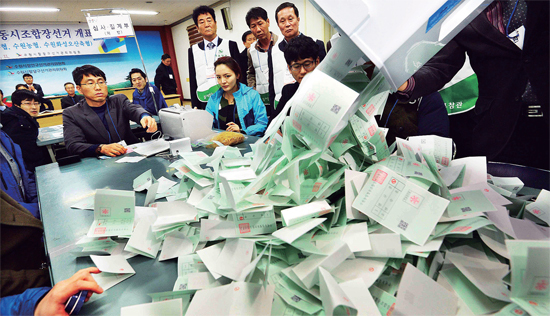 ▲ 제1회 전국동시조합장 선거일인 11일 수원시 팔달구선거관리위원회에서 개표요원들이 수원농협과 경기남부수협 행궁동 투표소의 투표함을 개함, 개표 작업을 하고 있다. 전형민기자