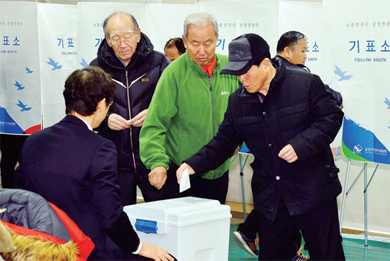 ▲ 제1회 전국동시조합장 선거 투표일인 11일 수원시 팔달구청 대회의에 마련된 수원농협과 경기남부수협 행궁동 투표소에서 조합원들이 투표를 하고 있다. 전형민기자