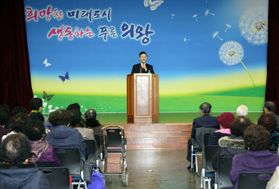 ▲ 의왕시는 12일 대한노인회 의왕시지회 주관으로 사랑채노인복지관 제15기 노인대학 개강식을 내손동 공용청사 대강당에서 개최했다.