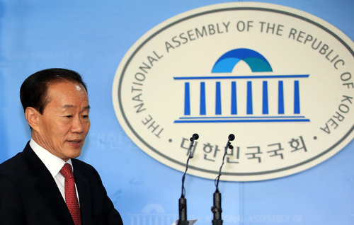 ▲ 새누리당 안덕수 의원이 12일 오후 서울 여의도 국회 정론관에서 대법원 선고 관련 입장을 밝히고 있다. 이날 대법원은 2012년 총선에서 적법하지 않은 선거비용을 지급한 혐의 등으로 구속 기소된 안 의원 회계책임자 허모씨에게 징역 6월 집행유예 2년의 원심을 확정했고, 이에 따라 안 의원은 의원직을 상실했다. 연합뉴스