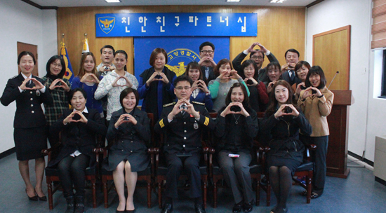▲ 고양경찰서(서장 정수상)는 12일 청사 내 꽃우물방에서 경기청 최초로 내·외국인 협력 치안활동을 위한 ’친(친한) 친(친구) 파트너십’ 결연식을 개최했다.