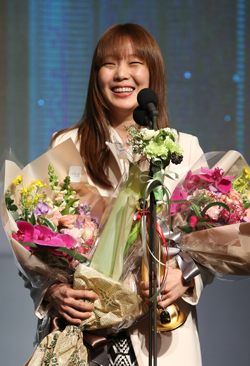 ▲ 2014-2015 여자프로농구 정규리그 시상식에서 신인선수상을 수상한 하나은행 신지현.연합뉴스