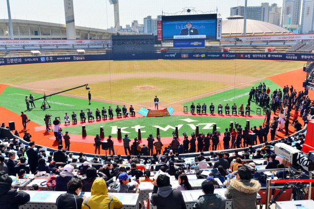 ▲ 한국 프로야구 제10구단 수원KT 위즈의 새 둥지인 수원KT위즈파크(수원야구장)가 개장된 14일 오전 내빈과 시민, 야구팬 1만여명이 모인 가운데 개장식이 펼쳐지고 있다. 김시범기자
