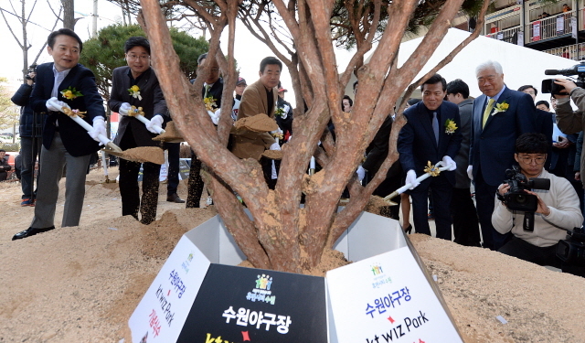 수원 KT 위즈 파크 개장식 및 시범경기 홈개막전이 열린 14일 수원 KT 위즈 파크 야구장에서 남경필 경기지사를 비롯한 염태영 수원시장, 구본능 KBO총재, 이순국 경기일보 사장 등 언론사 대표, 국회의원 등 내빈들이 기념식수를 하고 있다. 추상철기자