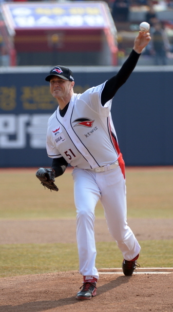 프로야구 시범경기 kt wiz와  두산베어스의 2차전 경기가 펼쳐진 15일 수원 케이티위즈파크에서 KT 선발투스 시스코가 투구를 하고 있다. 추상철기자