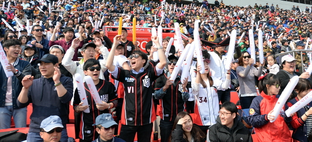 프로야구 시범경기 kt wiz와 두산베어스의 2차전 경기가 펼쳐진 15일 수원 케이티위즈파크에서 7회말 KT공격에서 동점을 올리자 KT 응원단과 팬들이 기뻐하고 있다.  추상철기자