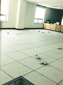 ▲ 재학생 이전이 무산된 중부대학교 고양캠퍼스 세종관 8층의 한 실습실이 텅 비어 있다.