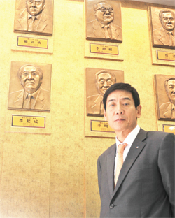 ▲ 역대 상공회의소 회장 명판이 걸린 갤러리에서 이강신 회장이 포즈를 취하고 있다.