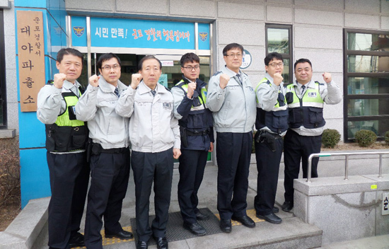 ▲ 군포경찰서 대야파출소 전 직원들이 자살기도자 신고전화를 접수받고 30초만에 현장에 도착,심폐소생술을 통해 시민을 구해 화제가 되고있다.