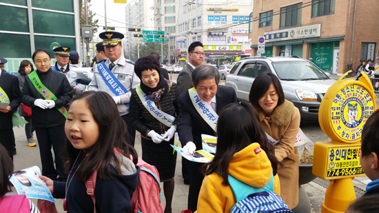 ▲ 양평교육지원청은 17일 오전 양평군 양평읍 양근리 양평초등학교 앞에서 라덕수 교육장과 김창식 양평경찰서장, 이부영 양평부군수 등을 비롯해 학교폭력 전담 경찰관들과 녹색어머니회원 등 20여명이 참석한 가운데 학교폭력 예방캠페인을 펼쳤다.