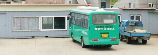 ▲ 백령도 안에서 이용할 수 있는 단 2대뿐인 공영버스 중 한대가 차고지에 썰렁하게 서 있다.