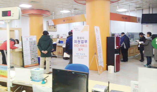 ▲ 화성시가 매주 목요일 운영 중인 ‘야간 여권민원실 서비스’ 이용자가 점차 늘고 있다.