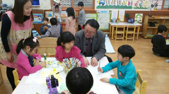 ▲ 이춘표 광명시 부시장은 18일 광면시민간 및 가정분과어린이집 관계자들과 간담회를 갖고, 보육교사 애로사항, CCTV설치, 학부모의 불안완화, 보육현장 신뢰회복 등 보육전반에 걸쳐 다양한 의견을 수렴했다.