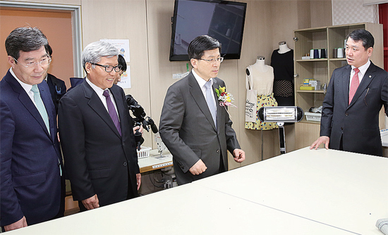 ▲ 황교안 장관(왼쪽 세번째) 등이 지난 18일 한국법무보호복지공단 여성지원센터를 방문한 자리에서 의류 리폼 교육 시설 등을 둘러보고 있다.