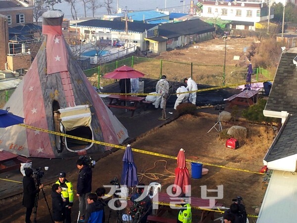 ▲ 인천 강화도 동막해수욕장 캠프장에 쳐 둔 텐트에서 불이 나 7명의 사상자가 발생했다. 경찰과 소방당국이 화재현장에서 정확한 화재 원인을 조사하고 있다. 장용준기자