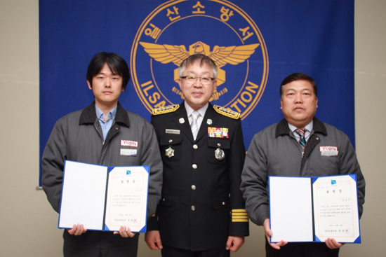 ▲ 일산소방서는 지난 20일 요진건설 정영기(54ㆍ사진 오른쪽) 관리소장과 오영석(36ㆍ왼쪽) 설계과장에게 재난현장 인명구조 유공자 표창장을 수여했다고 22일 밝혔다.