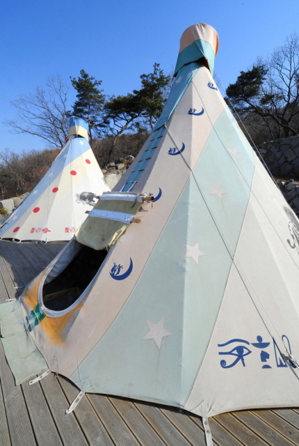 22일 새벽 7명의 사상자가 발생한 인천시 강화군 동막해수욕장 인근 캠핑장내 다른 인디안 텐트 모습. 장용준기자