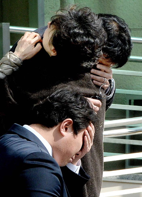 22일 새벽 인천시 강화군 화도면 동막해수욕장 인근의 한 캠핑장에서 화재 발생으로 숨진 일가족의 시신이 안치된 강화병원에서 유가족들이 서로 부둥켜 안고 오열을 하고 있다. 장용준기자