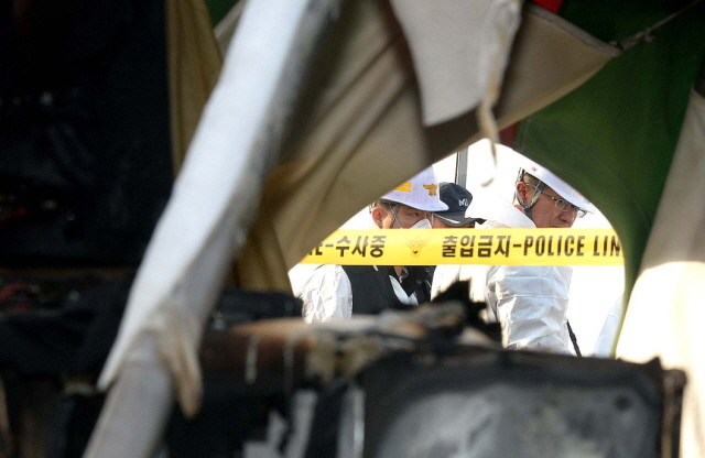 22일 새벽 화재 발생으로 어린이를 포함해 5명이 숨지고 2명이 부상한  인천시 강화군 화도면 동막해수욕장 인근의 한 캠핑장에서 경찰과 소방당국이 화재원인을 조사하고 있다. 장용준기자