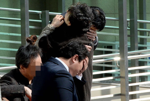 22일 새벽 인천시 강화군 화도면 동막해수욕장 인근의 한 캠핑장에서 화재 발생으로 숨진 일가족의 시신이 안치된 강화병원에서 유가족들이 망연자실한 모습으로 오열을 하고 있다. 장용준기자