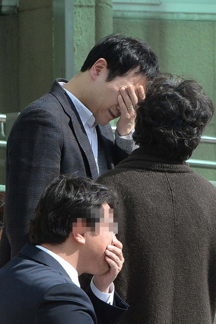 22일 새벽 인천시 강화군 화도면 동막해수욕장 인근의 한 캠핑장에서 화재 발생으로 숨진 일가족의 시신이 안치된 강화병원에서 유가족들이 망연자실한 모습으로 오열을 하고 있다. 장용준기자