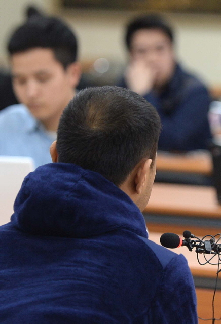 22일 새벽 7명의 사상자가 발생한 인천시 강화군 동막해수욕장 인근 캠핑장 화재에서 8세 어린이를 구조한 박홍씨가 인천 계양경찰서에서 화재발생 당시의 상황에 대해 증언을 하고 있다. 장용준기자