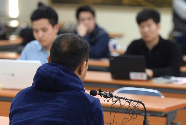 22일 새벽 7명의 사상자가 발생한 인천시 강화군 동막해수욕장 인근 캠핑장 화재에서 8세 어린이를 구조한 박홍씨가 인천 계양경찰서에서 화재발생 당시의 상황에 대해 증언을 하고 있다. 장용준기자