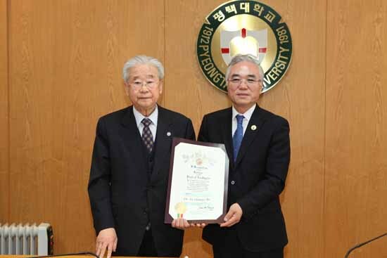 ▲ 평택대학교 조기흥 총장과 이필재 이사장이 지난 19일 대학본관 회의실에서 한국과 미국의 문화교류에 기여한 공로로 미국 LA 시의회에서 수여하는 공로상을 각각 수상했다.
