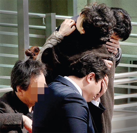 ▲ 22일 새벽 인천시 강화군 화도면 동막해수욕장 인근의 한 캠핑장 화재로 숨진 일가족 시신이 안치된 강화병원에서 유가족이 서로부둥켜 안고 오열하고 있다. 장용준기자