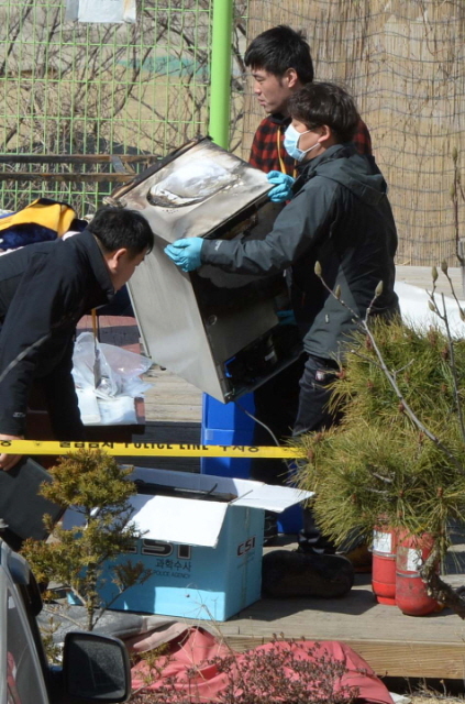 새벽녘 화재로 7명의 사상자가 발생한 인천시 강화군 동막해수욕장 인근 모 캠핑장에서 23일 오전 사건 수사중인 경찰들이 소화기와 냉장고등의 물품들을 압수수색을 하고 있다. 장용준기자