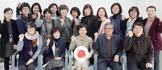 ▲ 화성시 시티투어 안내자로 위촉된 시민들이 최근 화성시종합경기타운 실내체육관에서 열린 시티투어 현장교육에 참가, 시 브랜드를 알리고 저탄소 여행에 함께할 것을 다짐하며 파이팅을 외치고 있다.
