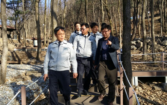 ▲ 의왕경찰서(서장 권기섭)는 24일 최근 발생한 인천 강화도 캠핑장 화재와 관련, 의왕시 학의동에 있는 바라산 자연휴양림 캠핑장(데크)에 대한 긴급 안전점검을 실시했다.