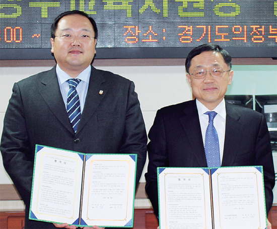 ▲ 윤창하 교육장(오른쪽)과 전지용 총장이 26일 MOU를 체결한 뒤 협약서를 들고 기념사진을 찍고 있다.