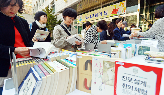 ▲ 25일 성남 분당도서관에서 열린 '도서 교환의 날' 행사에서 많은 시민들이 다 읽은 책을 다른 책으로 교환하고 있다. 분당도서관은 매월 마지막 주 수요일마다 도서 교환의 날 행사를 갖는다.  추상철기자