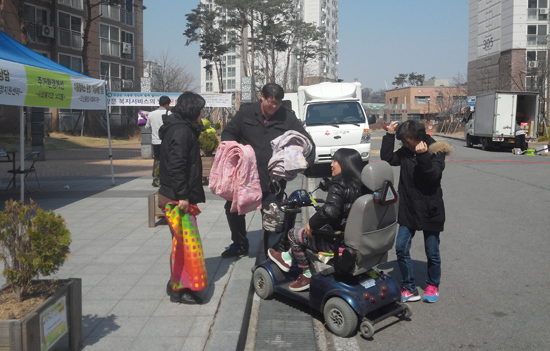 ▲ 오산시는 지난 25일 금암동 금암마을 3단지에서 민·관 사회복지분야 합동으로 ‘현장방문 복지서비스의 날’을 운영했다.