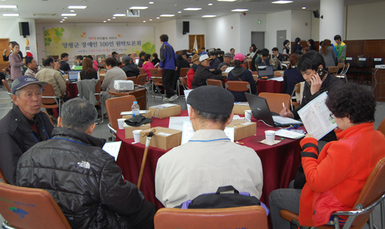 ▲ 양평군이 양평군 장애인복지관과 공동으로 지난 25일 군청 대회의실에서 오후 늦게까지 진행한 장애인 100인 원탁토론회에서 제기된 사안들이다.
