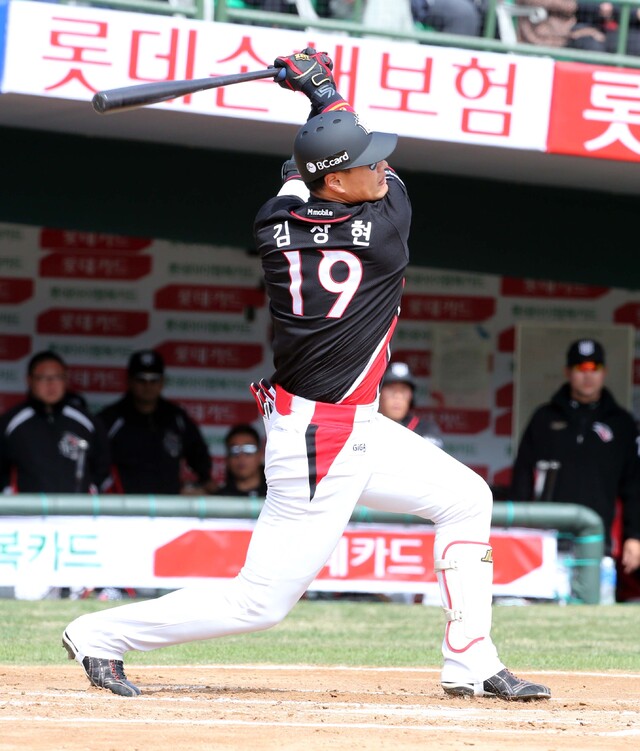 ▲ 2015 프로야구가 막을 올린 28일 부산 사직야구장에서 열린 kt wiz와 롯데 자이언츠의 개막 경기. kt 김상현이 타격을 하고 있다. 연합뉴스