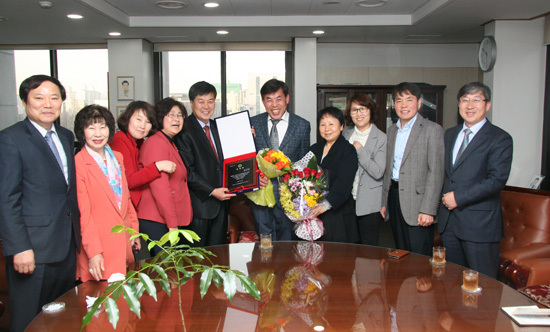 ▲ 권오준 의원(오른쪽에서 다섯번째) 동료의원과 의회사무국 직원들로부터 축하를 받고 환하게 웃고 있다.