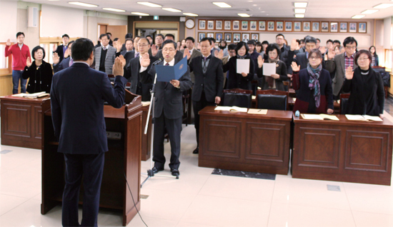 ▲ 3월 10일 가평교육지원청은 물회의실에서 황중원 교육장을 비롯 오덕환 경영지원과장 및 관내 각 급 학교 교장 및 교원 등이 참석한 가운데 “청렴 가평교육” 구현 선포식을 가졌다