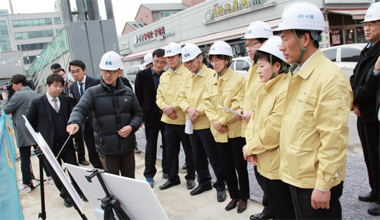 ▲ 3월 17일 의왕시의회는 고천동에 건립중인 고천동주민센터와 공영주차장공사현장, 오전 ‘마’구역 도시환경정비사업 현장, 왕송고가교~의왕역 간 도로 식생옹벽 복구공사현장, 제2 경인연결고속도로 건설공사 현장을 방문, 해빙기 안전점검을 진행했다