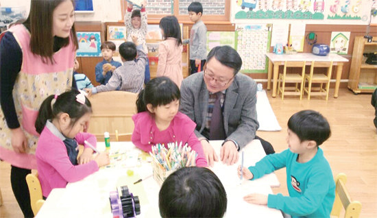 ▲ 3월 18일 이춘표 광명시 부시장은 가정분과어린이집 관계자들과 간담회를 갖고, 보육교사 애로사항, CCTV설치, 학부모의 불안완화, 보육현장 신뢰회복 등 보육전반에 걸쳐 다양한 의견을 수렴했다